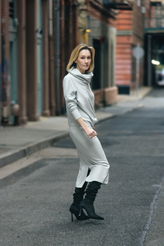 SHAPED SKIRT W/ BACK VENT - BLACK